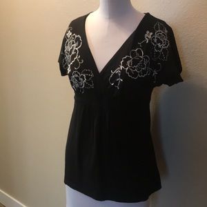 Knit top w/ floral & sequin detail
